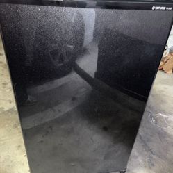 Tatung Co. Mini Fridge MODEL: TR-6SD Refrigerant: R-134a 1.8 oz (black Color) Used (33 H, 19 W, 18 D)