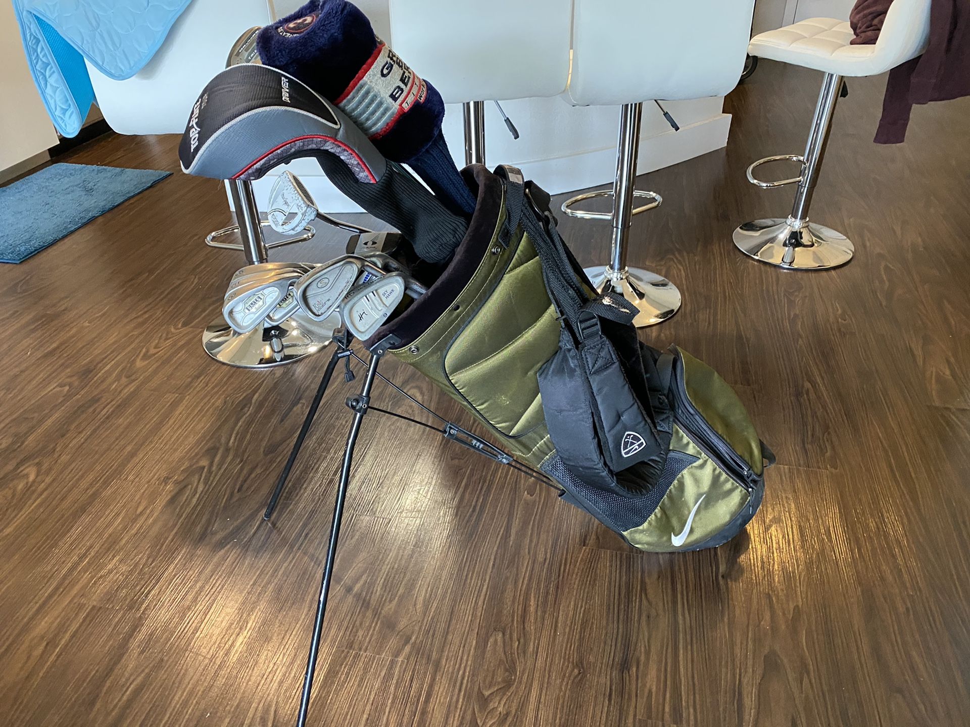 Golf clubs with Nike bag