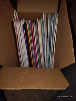 Box of 50 plastic hangers