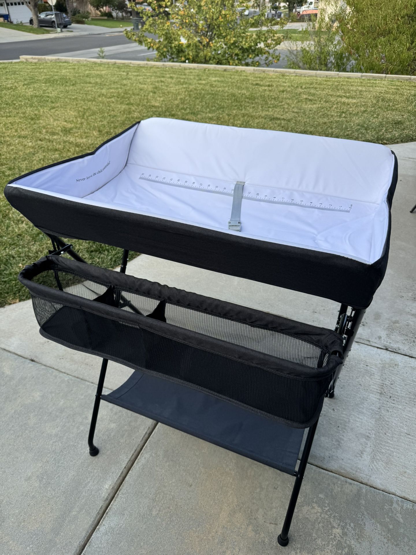 A Great, Clean Baby Diaper Changing Table