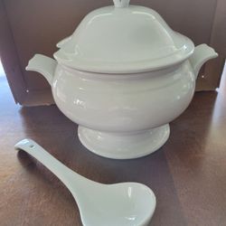 Cordon Bleu classic soup tureen w/ladle.style#900188W .never used.