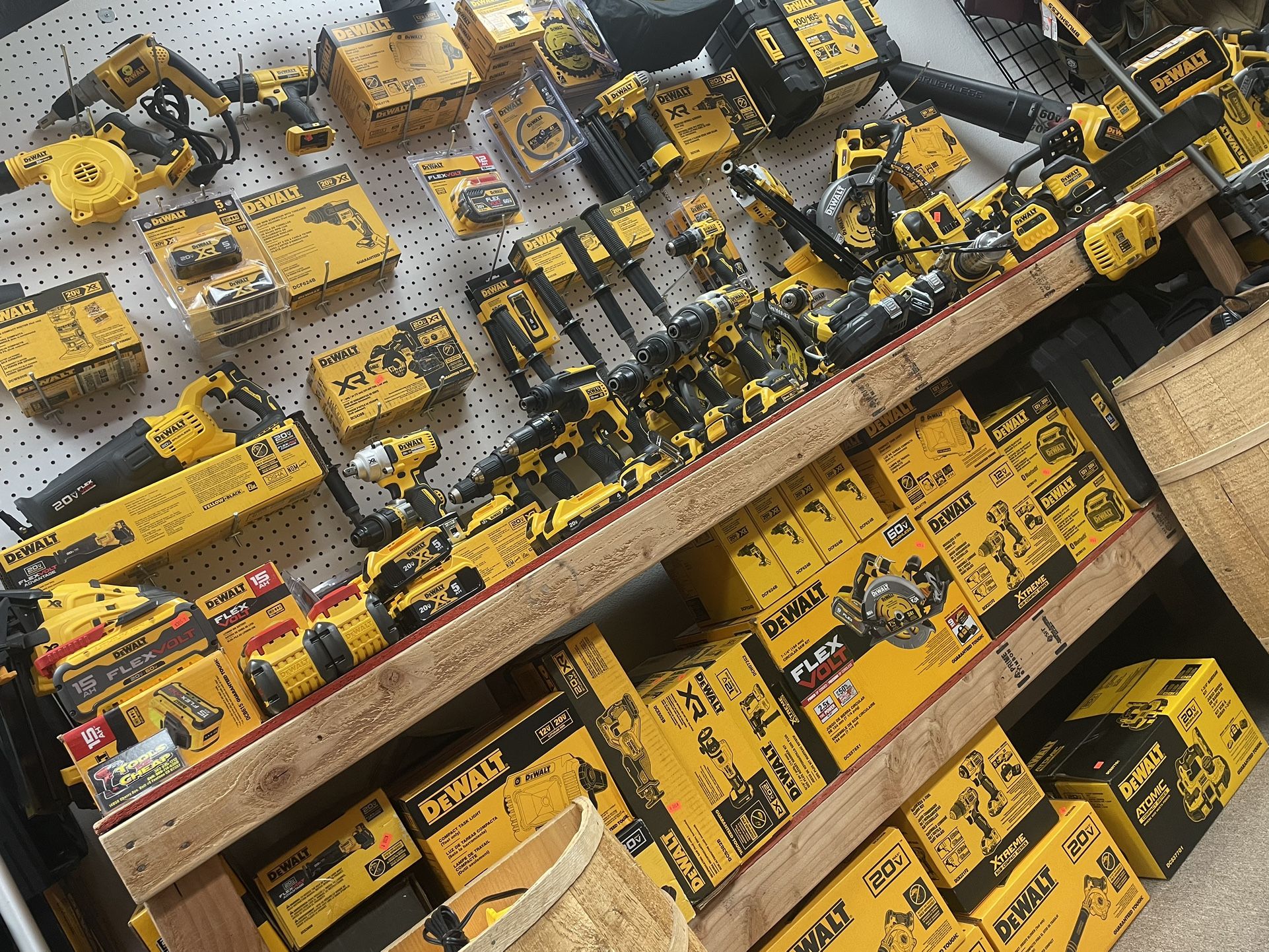 Dewalt ATOMIC 20V MAX Cordless Brushless Compact 1-3/4 in. Bandsaw (Tool Only)