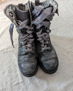 Dr martens triumph hot sale aimilita