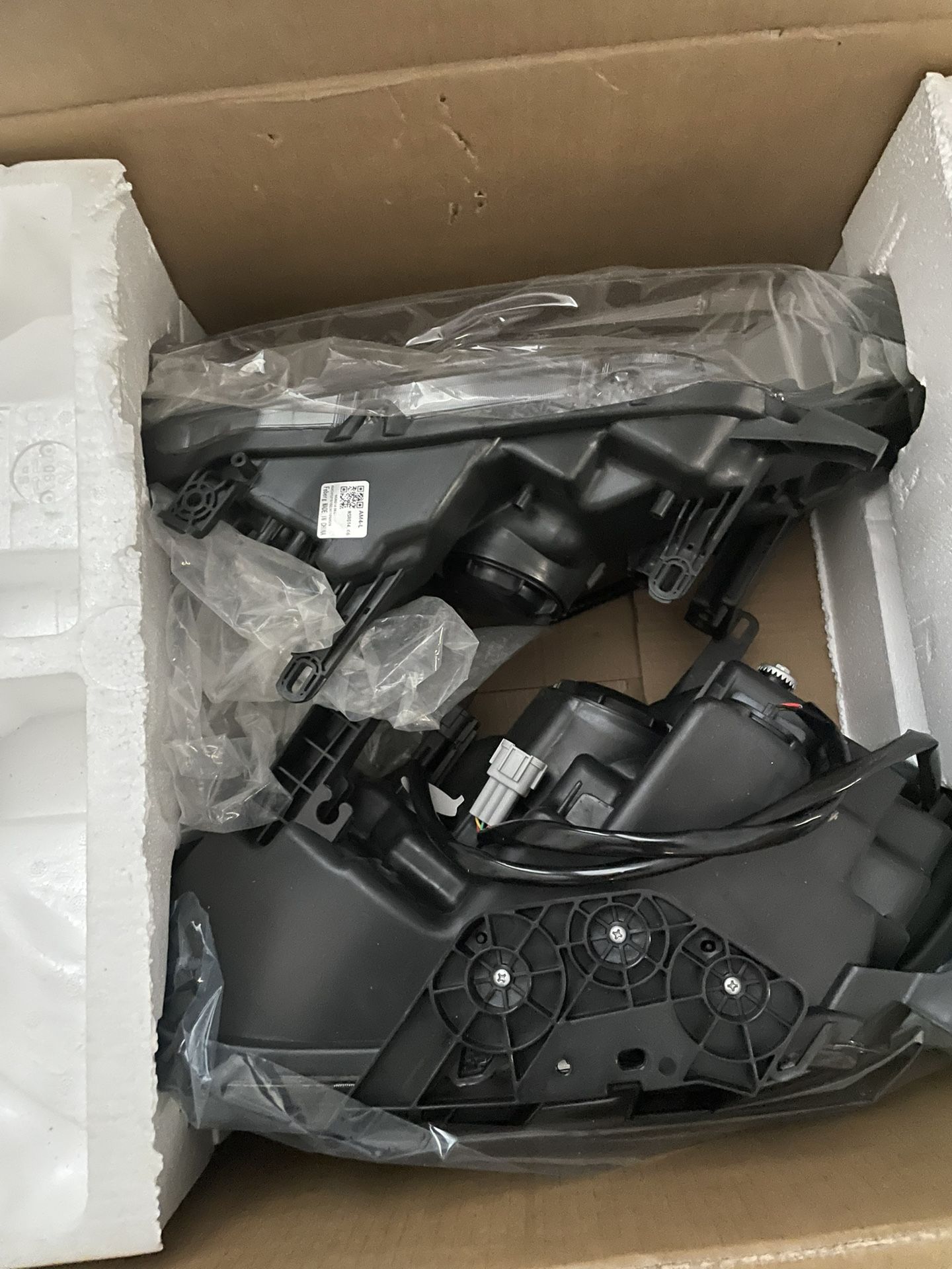 2016 Nissan Rogue Head Lights Brand New