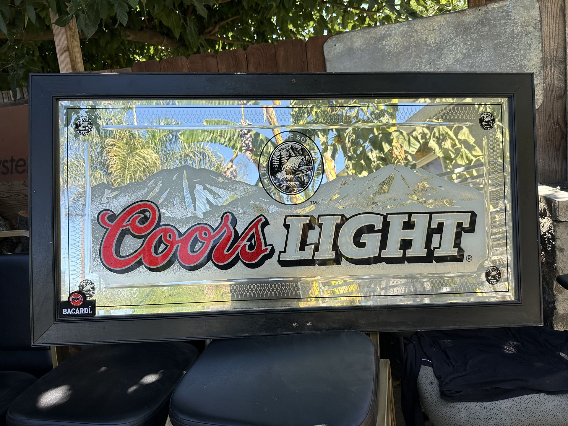 Cuadro De Coors Light Tiene 4 Pies Dos Pulgadas De Largo Por 2 Pies Y Dos Pulgadas De Ancho