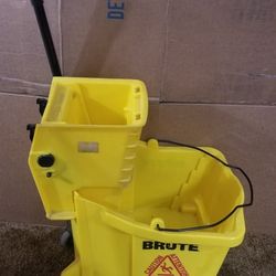 2 Rubbermaid Mop Buckets 