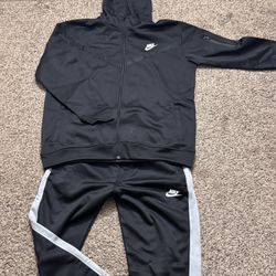 Nike Tracksuits in black 