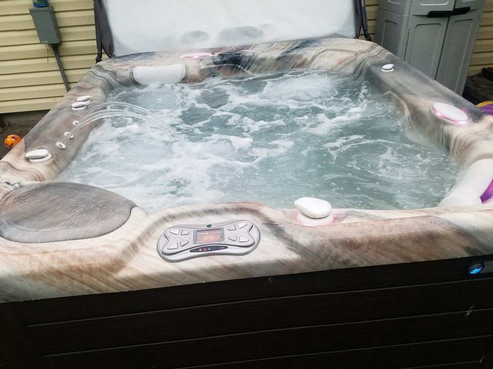6 Person Salt Water hot tub for Sale in SKOK, WA OfferUp