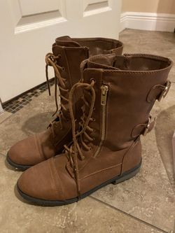 FEMALE SIZE 9 BOOTS 👢