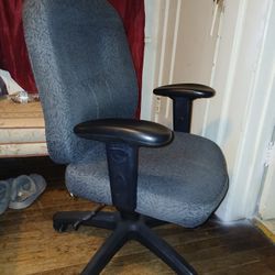 Nice Office Chair~ Good Condition, No Rips~ $35