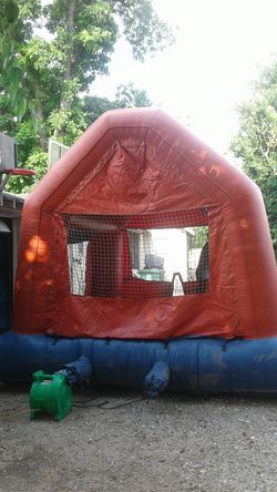 Estoy bendiendo este brincolin en $400 DOLLAR esta bueno solo quiero venderlo porque me voy a mover de casa interesas {contact info removed}