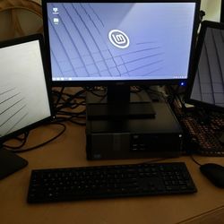 Dell Business Desktop PC w/3 Screens. 