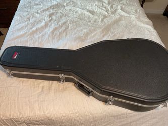 Gator Acoustic Guitar Case Heavy Duty Hardshell. Meet @ Kempsville library in Virginia Beach. Cash only please.