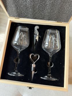 Mr & Mrs Wine Glass Set