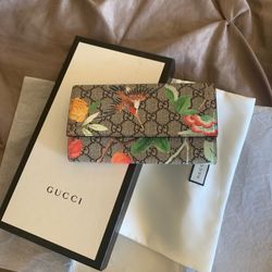 BRAND NEW women’s GUCCI wallet