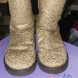 Women's Cheetah Print/Shiny UGG Classic Style Fur Lined Boots.  Size 8. 