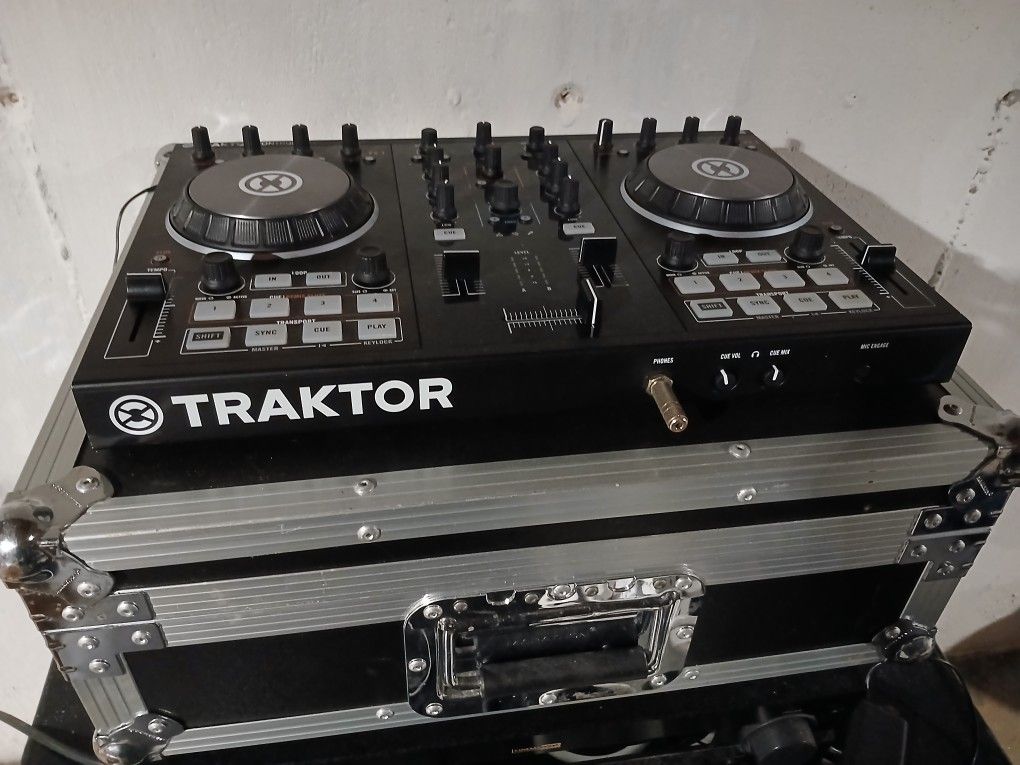 Traktor Kontrol S2 With Flight Road Case