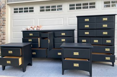 ✨Gorgeous In Black Universal 4Piece Bedroom Set
