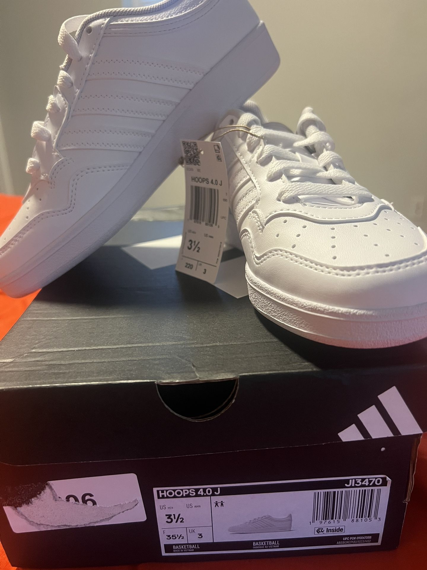 Adidas Hoops 4.0 J White BRAND NEW Size 3.5y / 3.5 mens / 5 womens