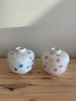 Small ceramic bowls set w/ flowers