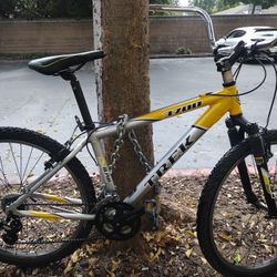 TREK 3700 MOUNTAIN BIKE