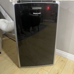 Honeywell MM14CCS Portable Air Conditioner, 14,000 BTU Cooling, with Fan & Dehumidifier (Black-Silver)