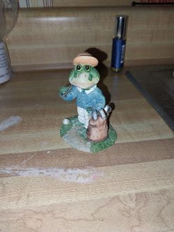 Golfing Frog Figurine