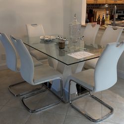 Dinner table with 6 chairs