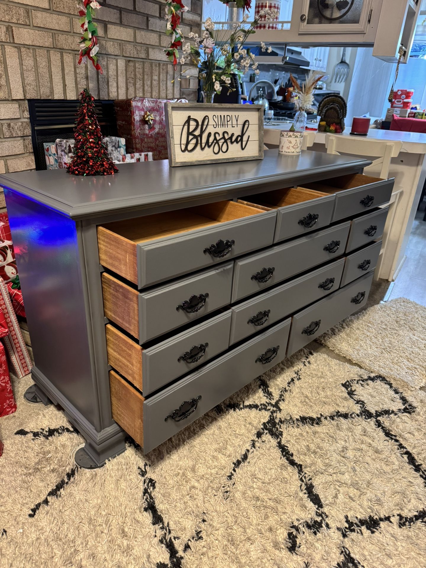✨✨GORGEOUS GRAY SOLID WOOD LONG 11 DRAWER DRESSER✨✨