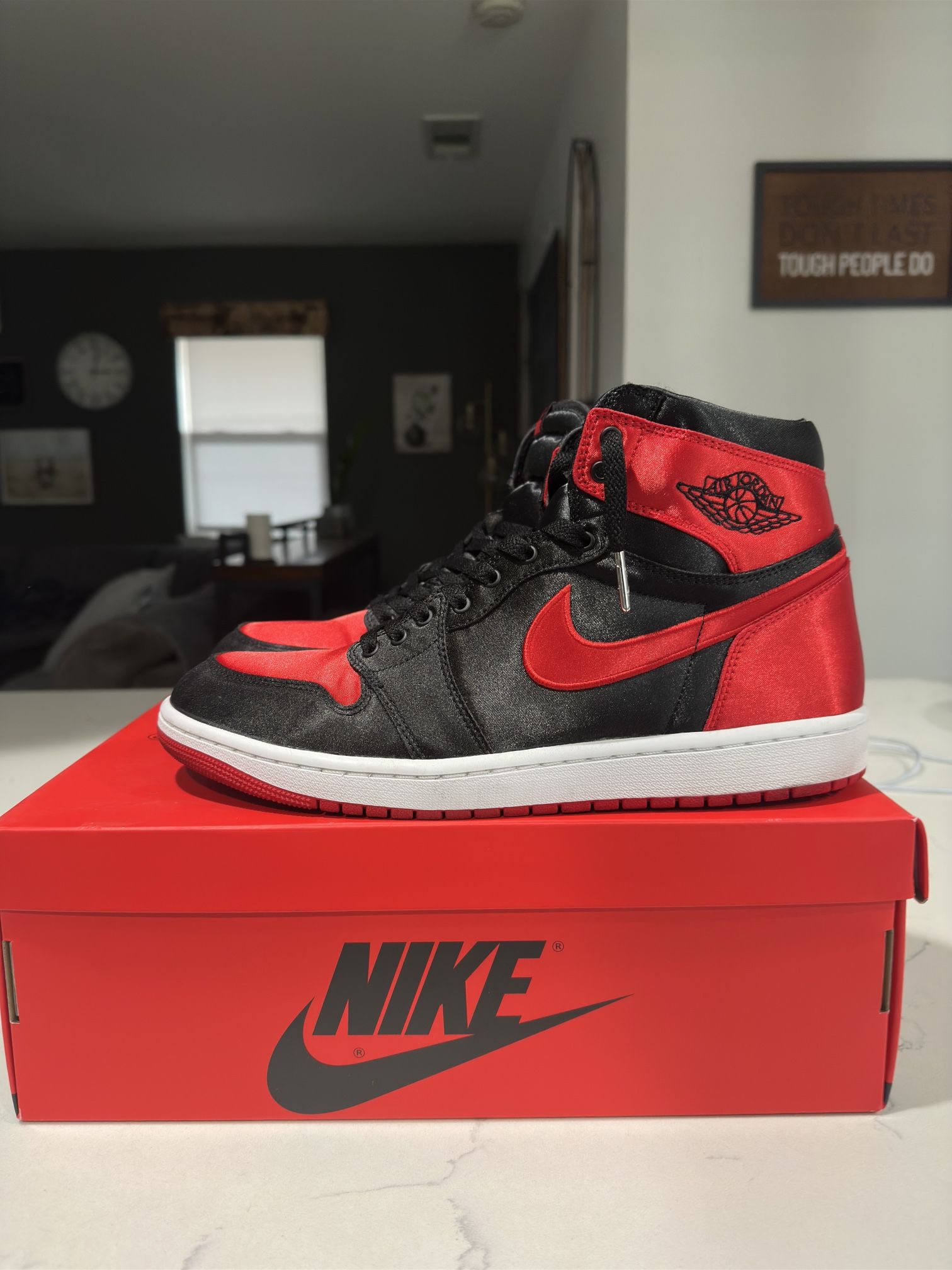 Air Jordan 1 Retro Hi OG Satin Bred