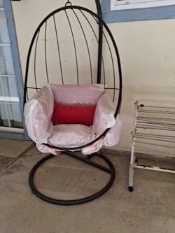 Swinging patio chair