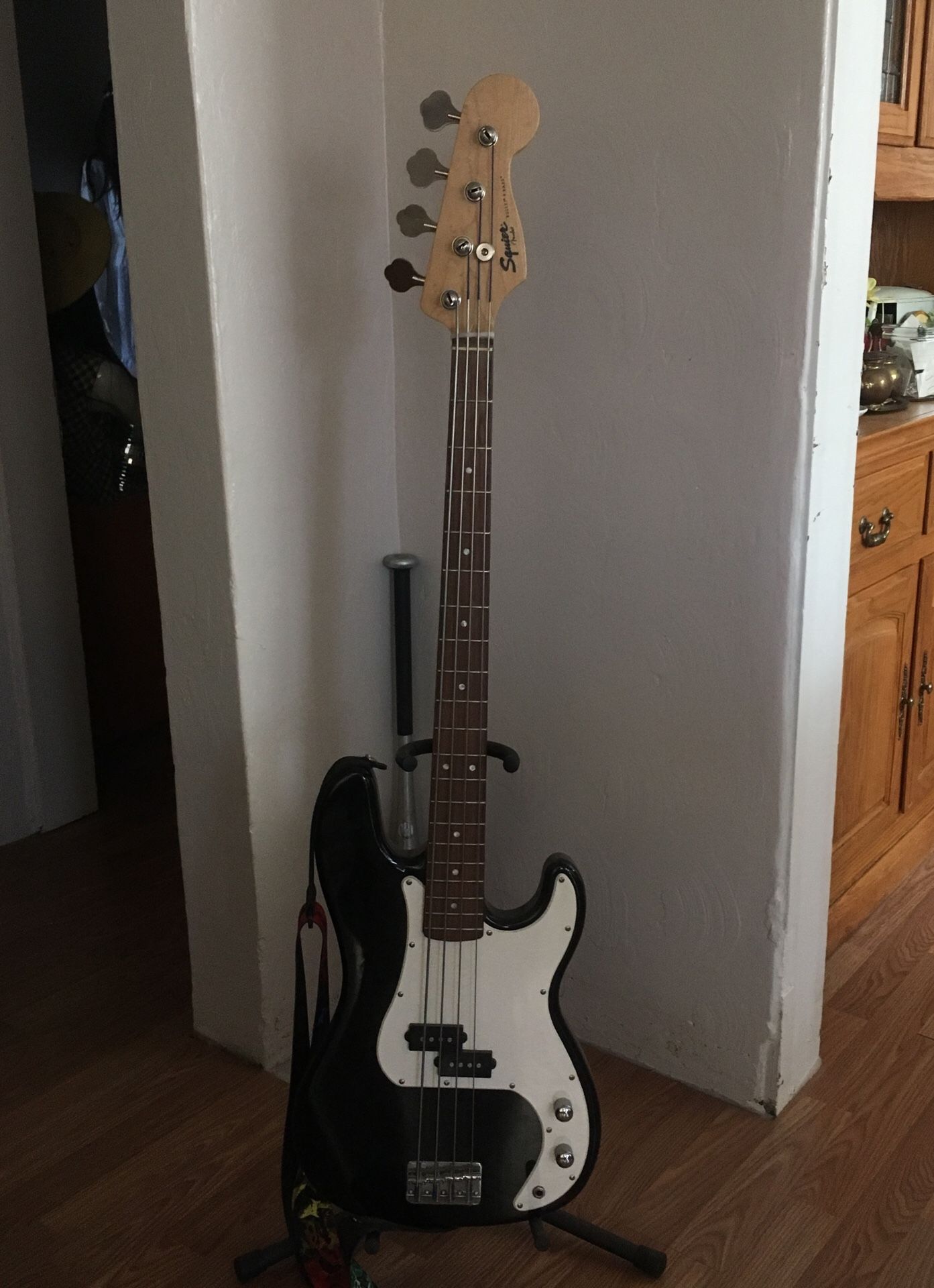 Squire P Bass + Stand + strap