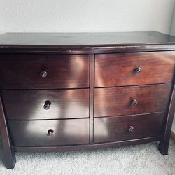 Delta Children’s Double Dresser With Changing Table And Pad