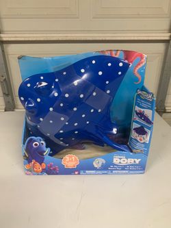 Finding Dory Mr. Ray blue ride and store Playset