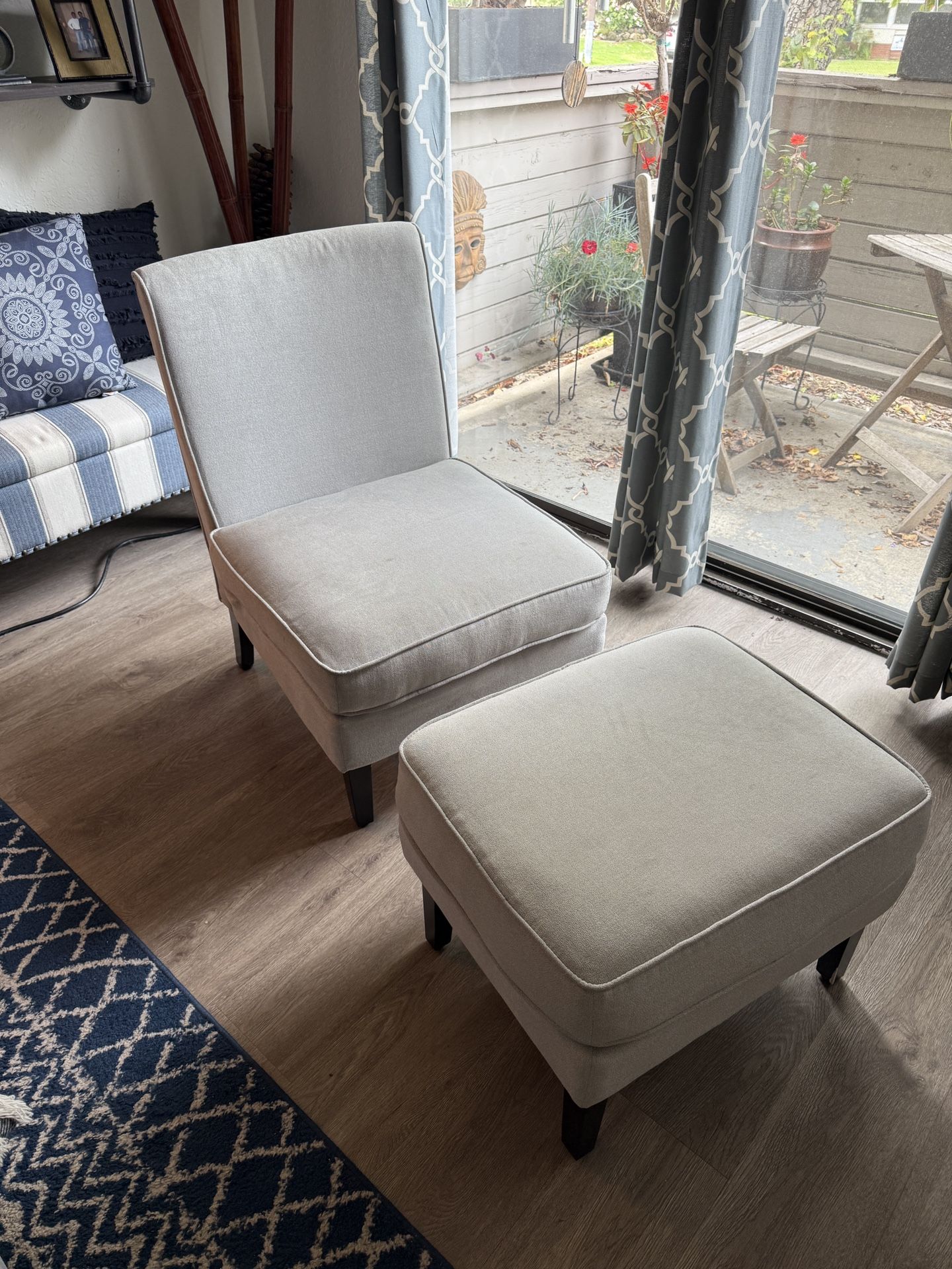Soft, Comfy Lounging Chair w/Ottoman