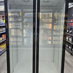 I'm Selling This Commercial Refrigerator, it Works Great, And Comes With Shelves, everything Works Perfectly, Light And Motor
