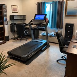 NordicTrack Commercial 2950 Treadmill – Like New, Light Use