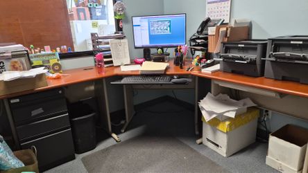 Office desks (5/30 pick-up)