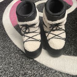 Both Mens Fur Boots For 80$