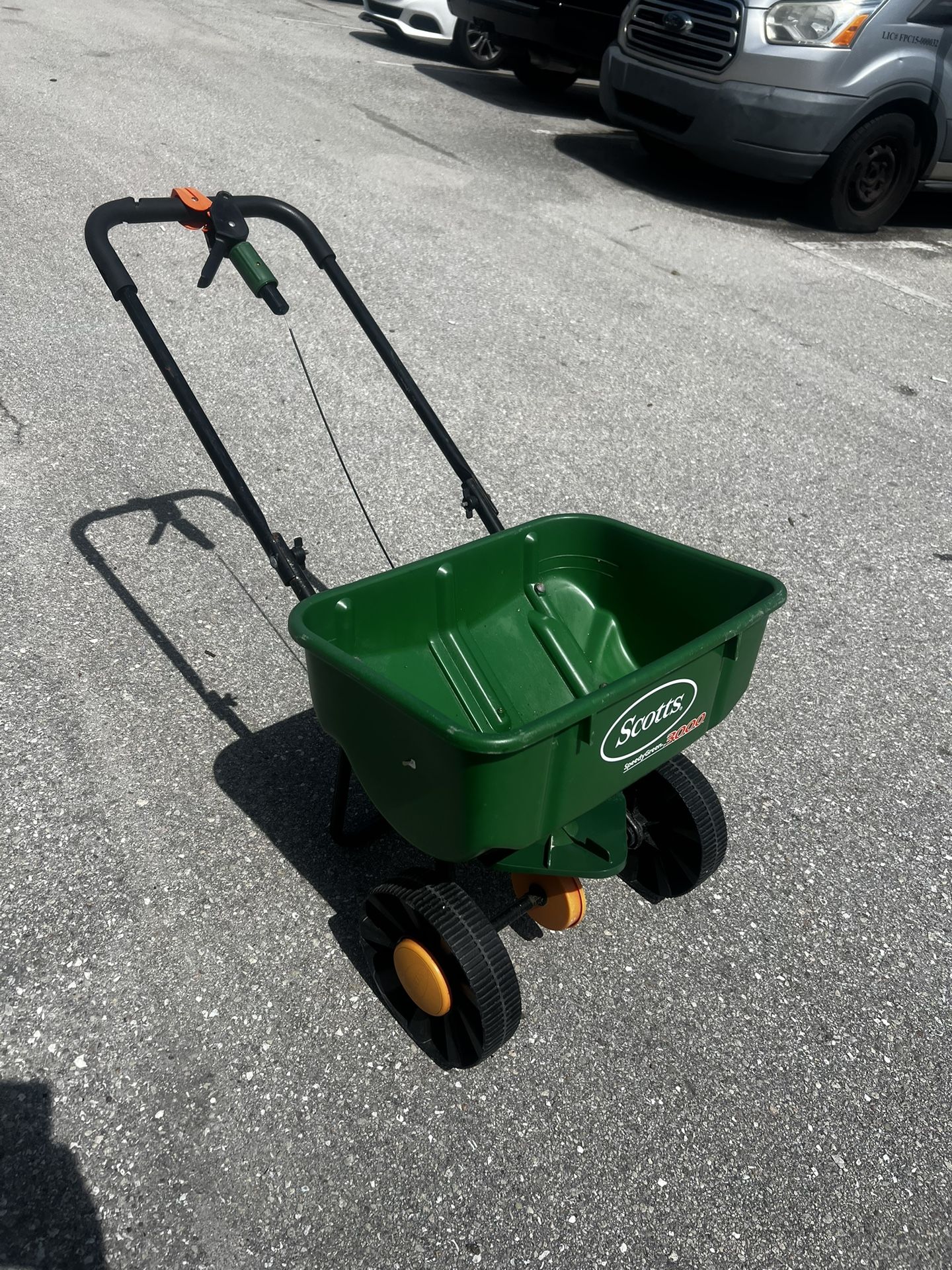 Scott’s Speedy Green 300 lawn fertilizer broadcast spreader! In good condition works great. Retails $49.97