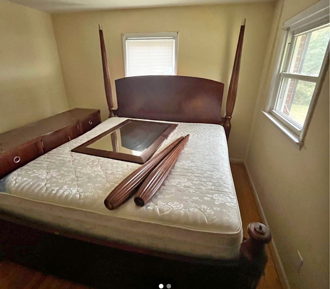 King size Bed : Mattress Not included