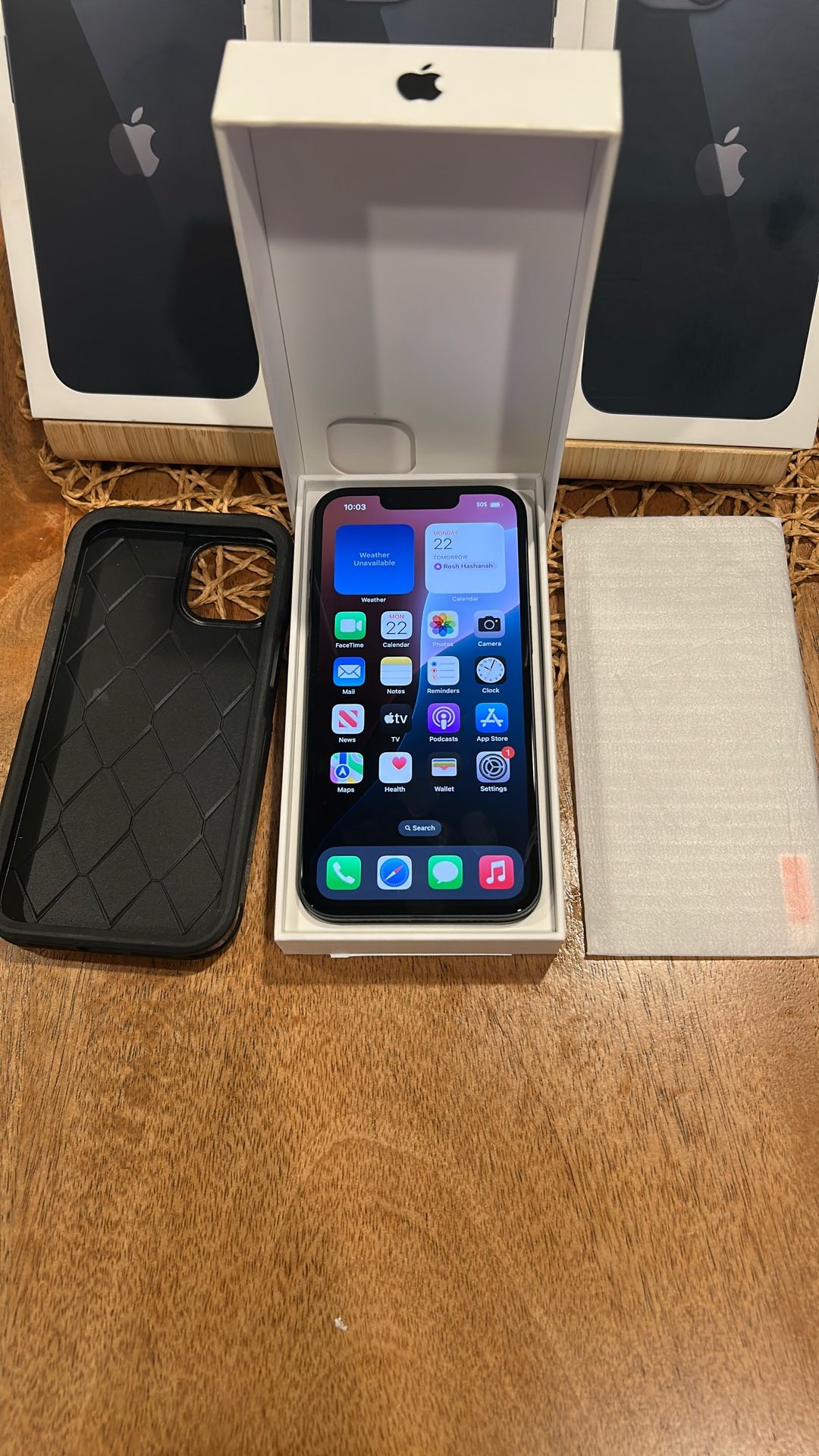 Like new iPhone 13 128gb Black 99% battery health, Fully Unlocked For All Carriers, with screen protectors & case, box (Plz read Description before m
