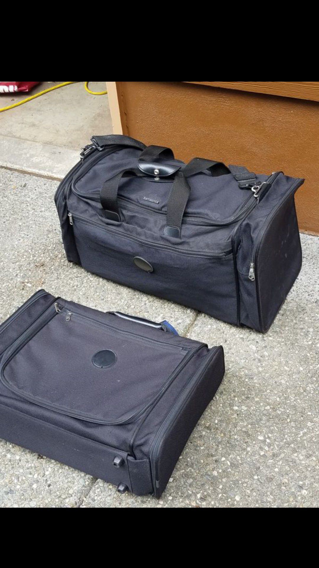 Samsonite duffle bag / suitcase in excellent condition like brand new. Used only once. No smells. No smoke no pets
