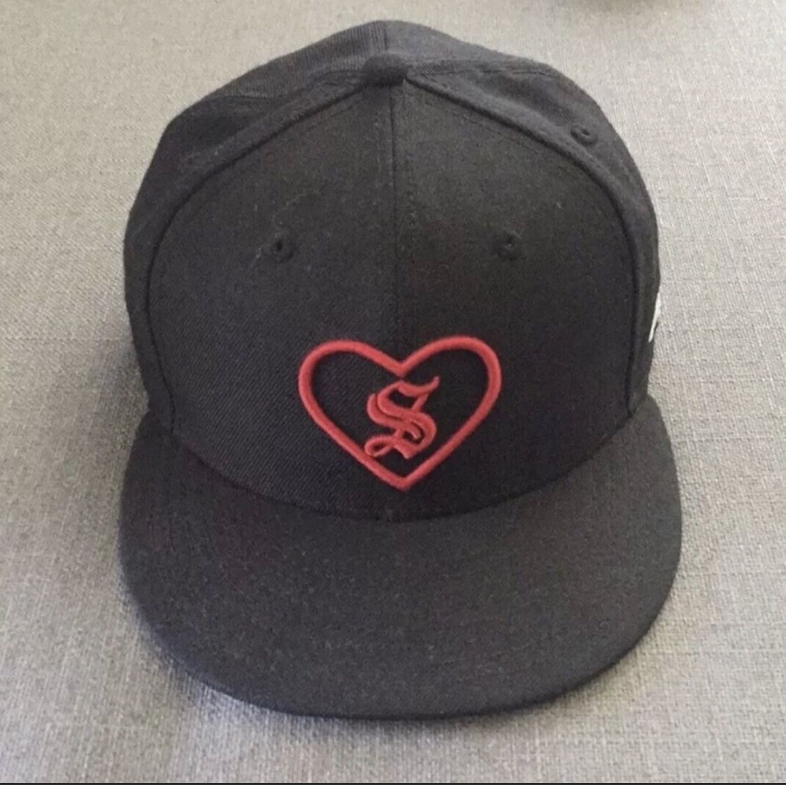 New Era Supreme New York Heart Black Red Hat