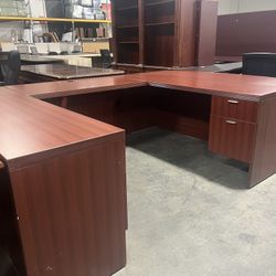 Tons Of Pre-owed Desks Great Prices