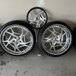 22 Inch Rucci Wheels w/ Steering Wheel 