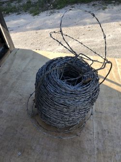 Barbed wire spool