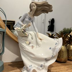 Lladro Figurine 6767 Petals On The Wind Collectible