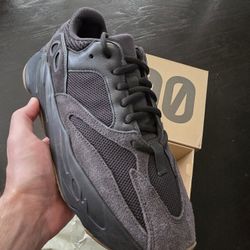 Adidas Yeezy 700 Black Sz 8.5