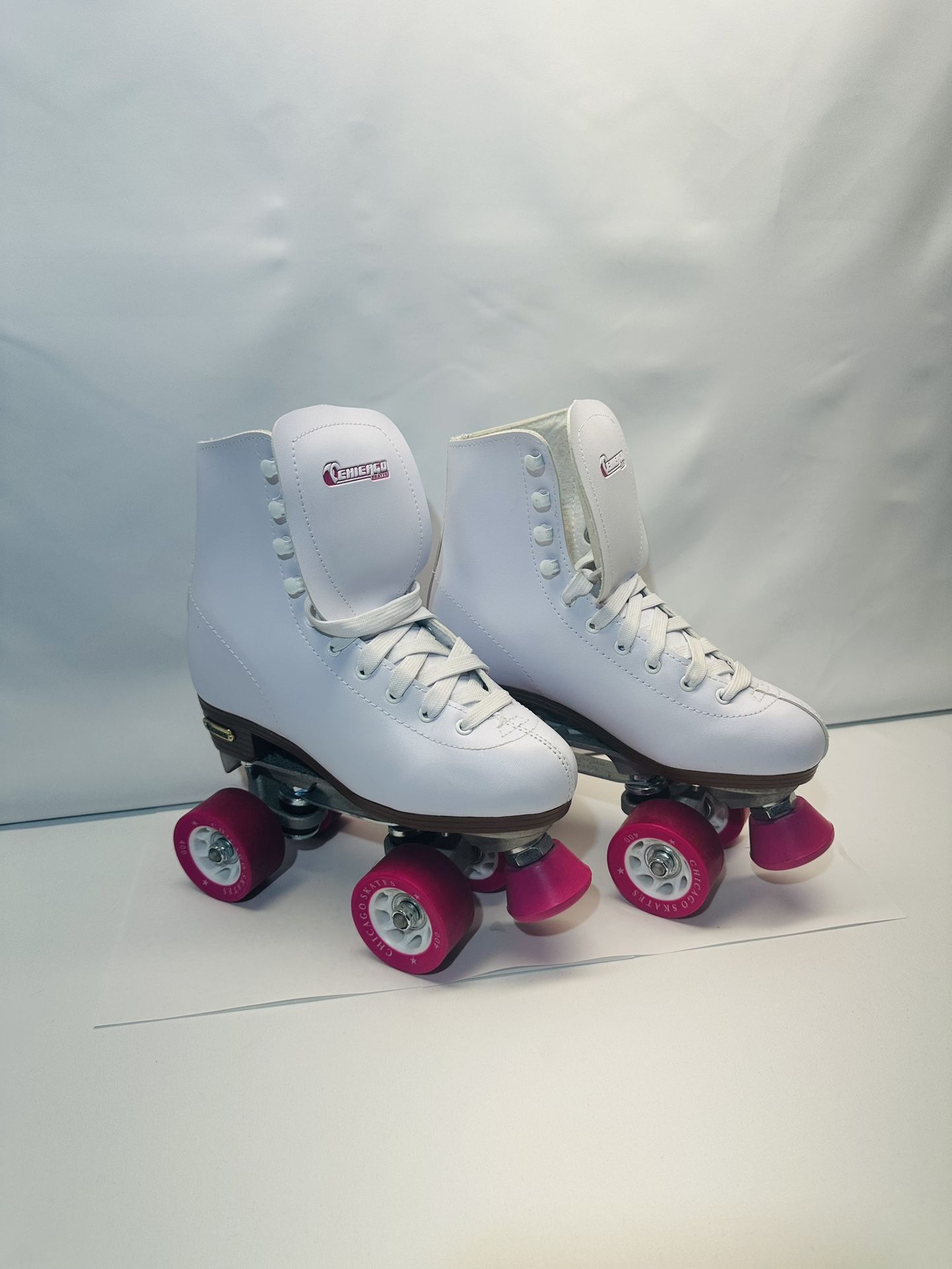 Chicago Women’s Roller Skates – Size 5 – Like New! Get rolling in style with these Chicago Women’s Roller Skates! Featuring a classic white leather